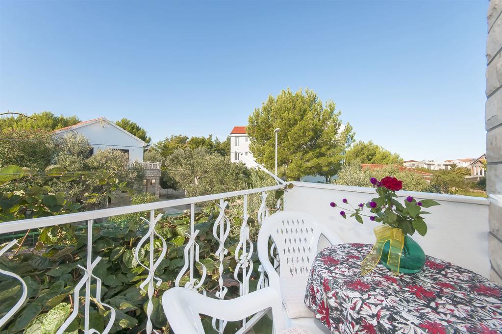 Apartments Karleusa Рогозница Екстериор снимка